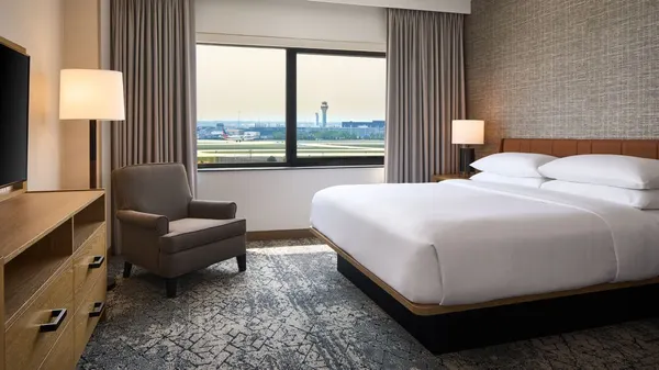 Sheraton Suites Chicago O'Hare image