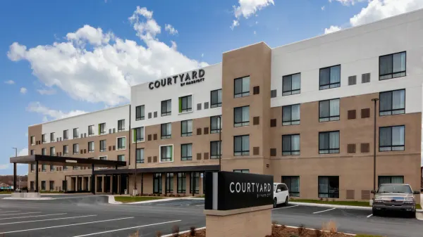Courtyard East Lansing Okemos image