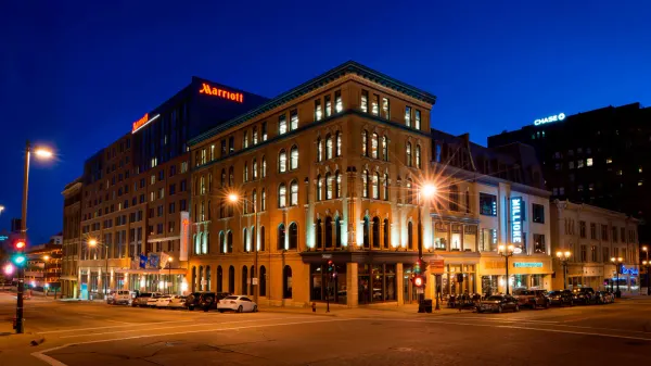 Milwaukee Marriott Downtown image