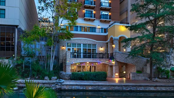 Courtyard San Antonio Riverwalk image
