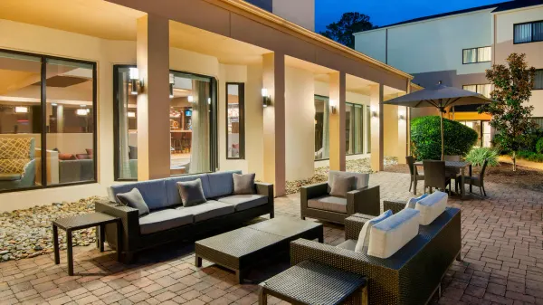 Courtyard Savannah Midtown image