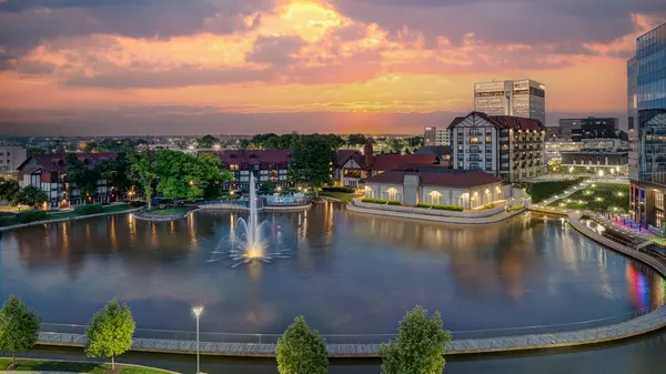 Sheraton Westport Chalet Hotel St. Louis image
