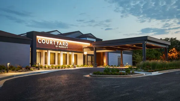 Courtyard St. Louis Westport Plaza image
