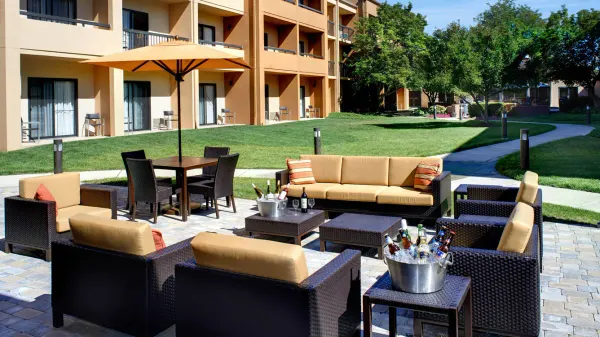 Courtyard Toledo Airport Holland photo