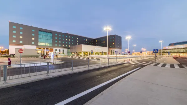 Courtyard Warsaw Airport photo